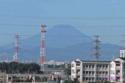 鉄塔の間から見える富士山