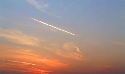 夕焼けと飛行機雲